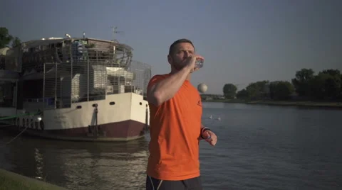 Man is drinking water, during jogging. Vidéo 52695502