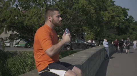 Man is drinking water on wall and starts jogging. Vídeos de archivo 52689852