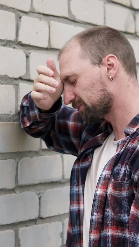 The man drinks alcohol and struggles with depression and emotional pain. 库存影片 330057531