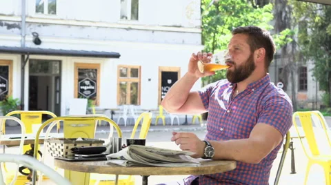 Man drinks beer and resting during lunch 库存影片 67628919