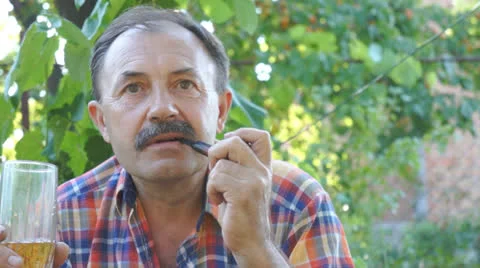 Man drinks beer Vidéo 25605396