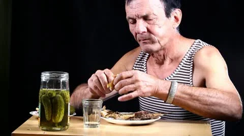Man drinks Stockbeeldmateriaal 12233960