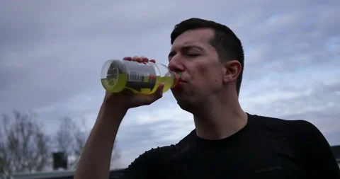 Man Drinks Gatorade After Workout Vidéo 232787751