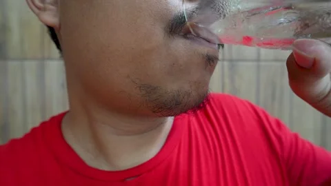 A man drinks a refreshing glass of cold iced water. Vídeo Stock 336804625