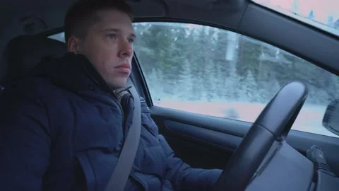 Man drive car in winter forest Vidéo 166505282