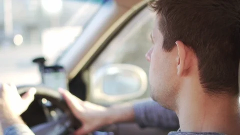 The man driver is angry because of the traffic jam. Vidéo 105632231