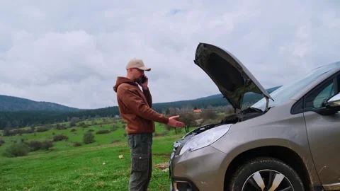 Man driver using smartphone calling auto service assistance. Road trip trouble. Stockbeeldmateriaal 247029247