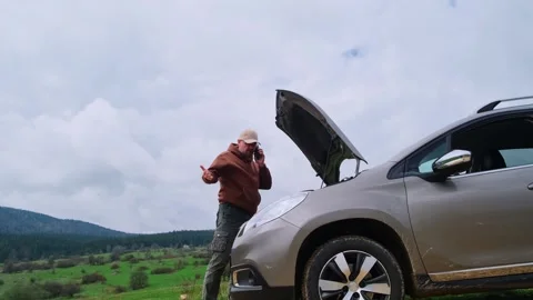 Man driver using smartphone calling auto service assistance. Road trip trouble. Stockbeeldmateriaal 248022044