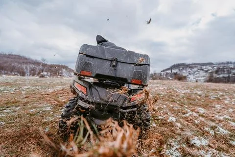 A man drives an ATV in the mud. Drift driving an ATV quad in mud and snow Foto stock