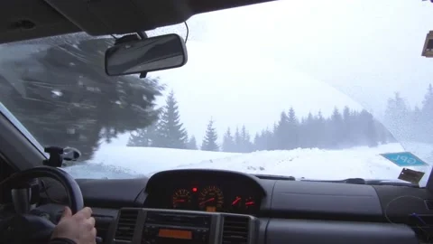Man Driving Car In Blizzard Vídeos de archivo 170305827