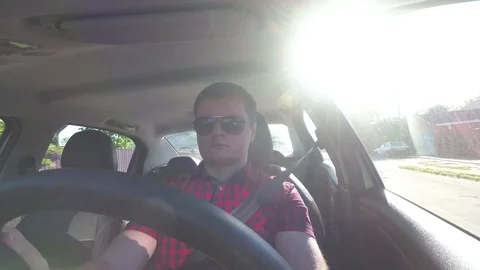 Man driving a car 库存影片 90305284