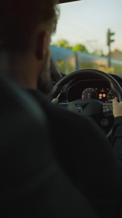 Man driving car through the streets of the city. Stockbeeldmateriaal 343447090