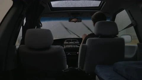 A man driving his van on the roads of New Zealand in the rain Vídeos de archivo 217482943
