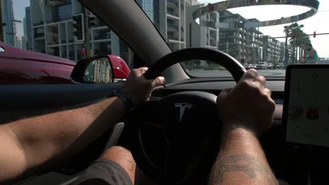 Man driving Tesla car in the city Vidéo 143692553