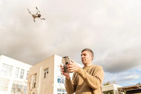 Man drone operator catching UAV with hand, photography and videography from s Foto stock
