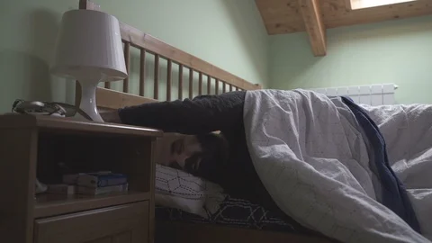 Man Drops Bedside Lamp and Reaches for Watch Vídeo Stock 88911685
