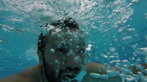 Man drowns 動画素材 65813245