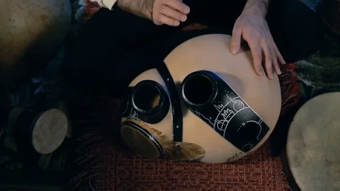 Man drumming out a beat on an arabic percussion drum named Frudu Stockbeeldmateriaal 74520949