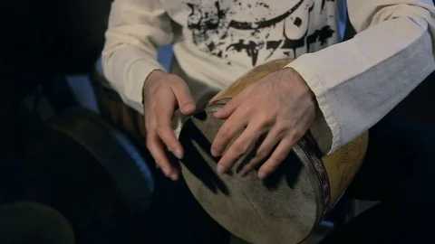 Man drumming out a beat on an arabic percussion drum named Tombak at home. Vidéo 74522602