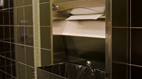 Man Drying Hands with Paper Towels in Bathroom Vídeos de archivo 64694298