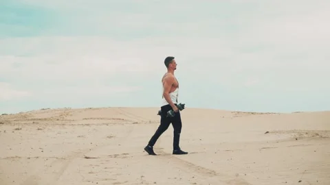 Man with dumbbells in desert 스톡 동영상 90486646