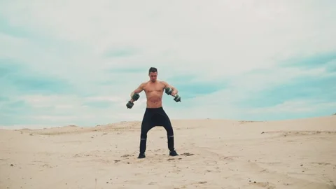 Man with dumbbells in desert Vídeo Stock 90486956