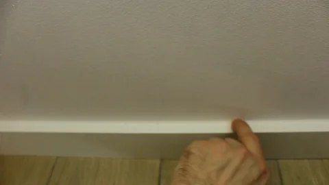 Man dusting the bookshelf with fingers Vídeos de archivo 86414418