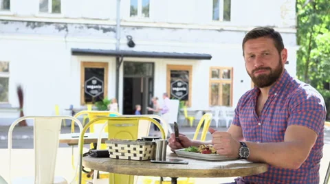Man eating breakfast in cafe, slider shot, left Vídeos de archivo 67627743