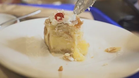 Man eating a cake with spoon Video stock 84877267