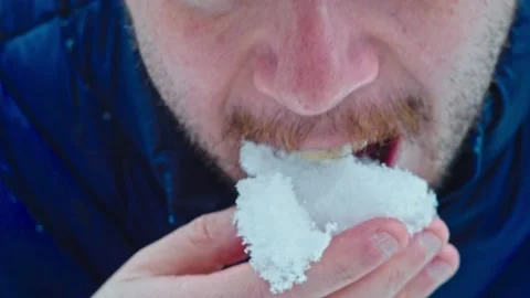 Man Eating a Handfull of Snow Видео 133684529