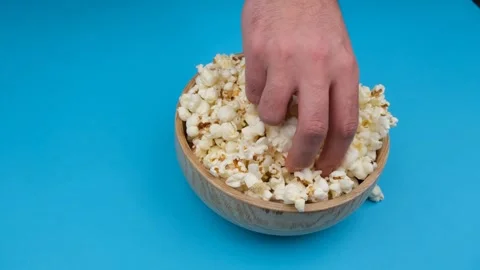 Man eating popcorn hand Vídeo Stock 260162330