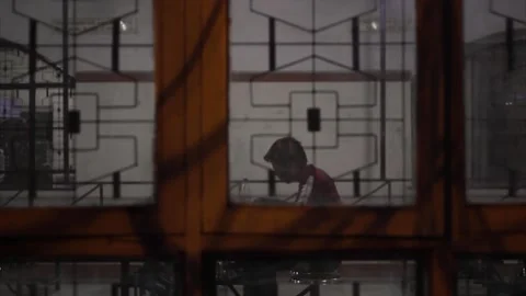 A man eating in a restaurant 動画素材 169062954