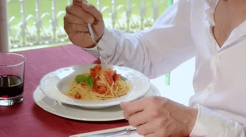 A man eating spaghetti 스톡 동영상 32424629