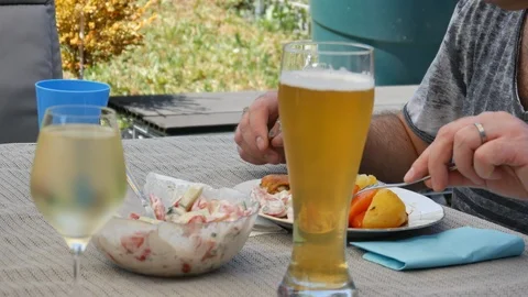 A man eating at a table and drinking beer 库存影片 89675109