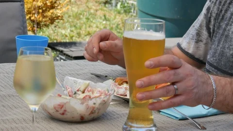 A man eating at a table and drinking beer 库存影片 89675350