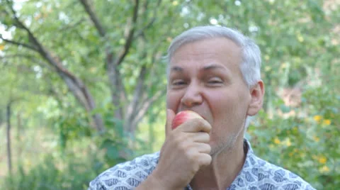 Man eats apple Video stock 25340317