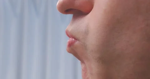 A man eats a banana close-up. Stockbeeldmateriaal 168280754