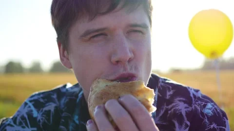 Man eats bread at a picnic 動画素材 67284016