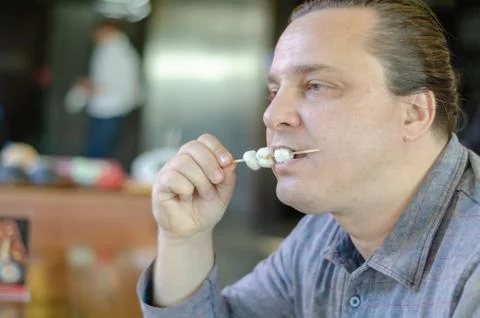 The man eats cheese at breakfast. Foto stock