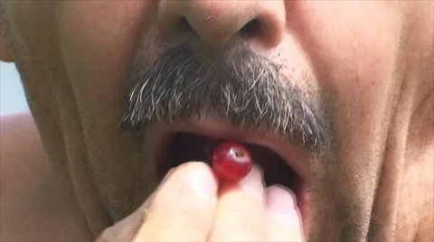 Man eats currant Vídeos de archivo 29450546