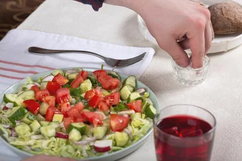 A man eats a fresh vegetable salad 스톡 사진