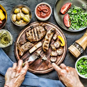 Man eats a juicy barbecue steak. Foto stock