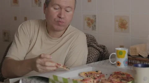 Man eats pizza Video stock 12463456