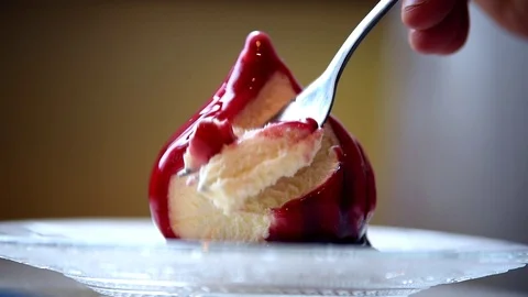 Man eats red velvet cake. Video stock 103316246