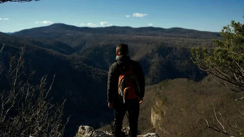 Man on the Edge of the Abyss in Mountain 스톡 동영상 84658989