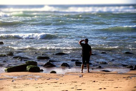 A man on the edge of the ocean Foto stock