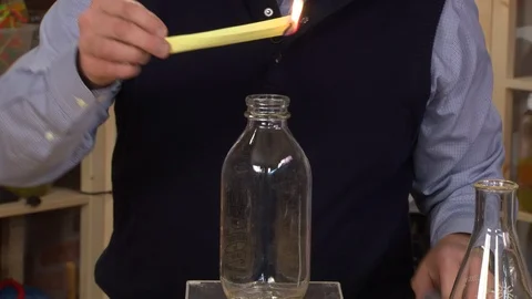 Man egg sucked in a bottle due to change in air pressure Video stock 99047398