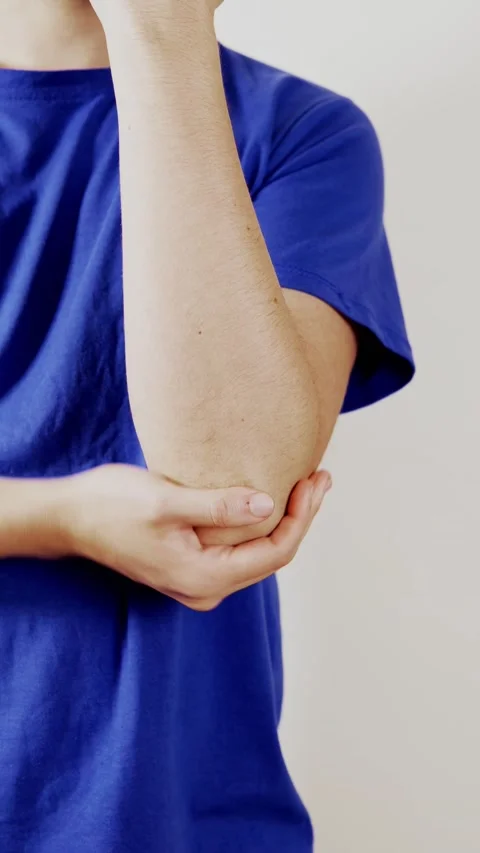 Man elbow pain Video stock 224194011