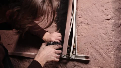 The man eliminates the effects of the fire. Burnt socket, electricity closure 库存影片 145680564