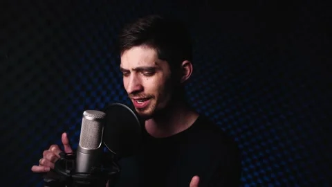 A man emotionally performs a vocal composition 库存影片 155509670
